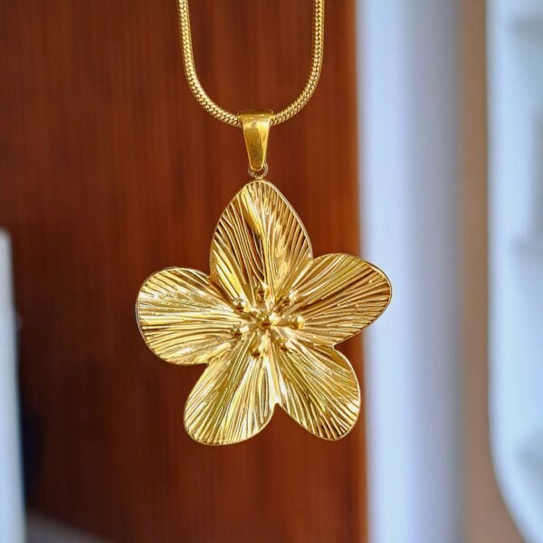 big bloom flower necklace