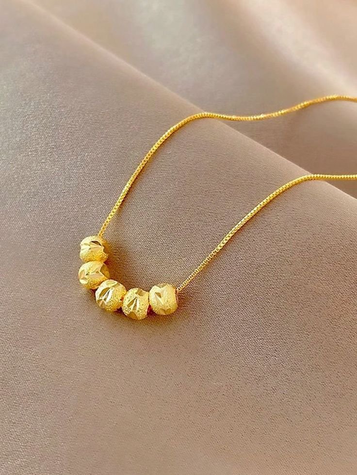 beads décor necklace